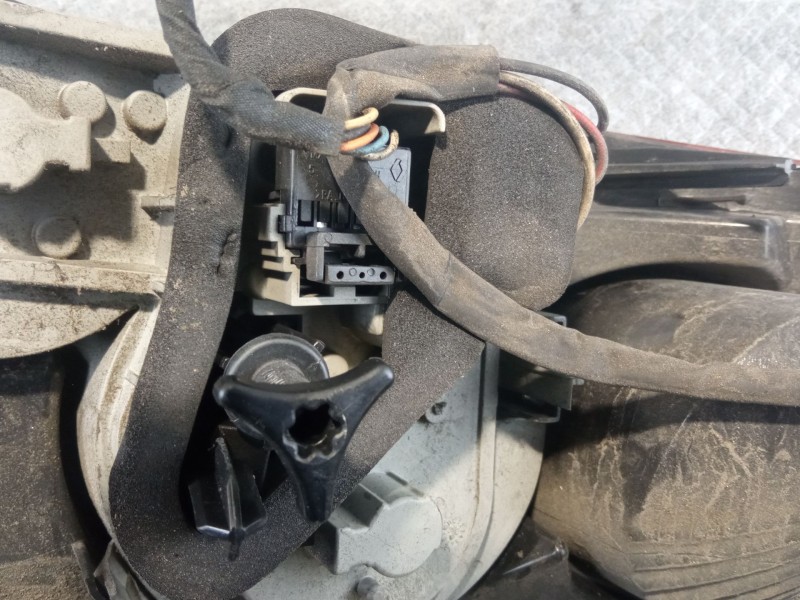 Recambio de piloto trasero derecho para renault megane referencia OEM IAM 8200142687  