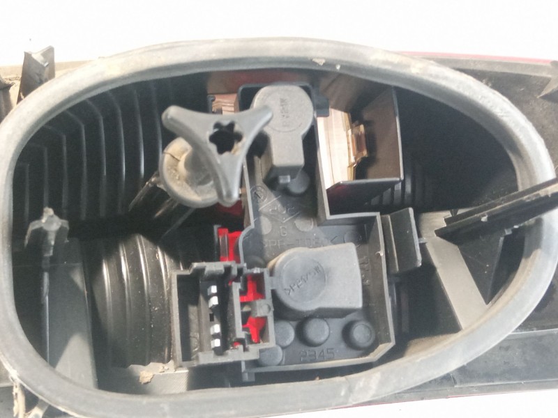 Recambio de piloto trasero izquierdo para renault laguna referencia OEM IAM 8200002473  