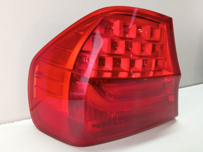 Recambio de piloto trasero izquierdo para bmw 320 referencia OEM IAM 7154153  