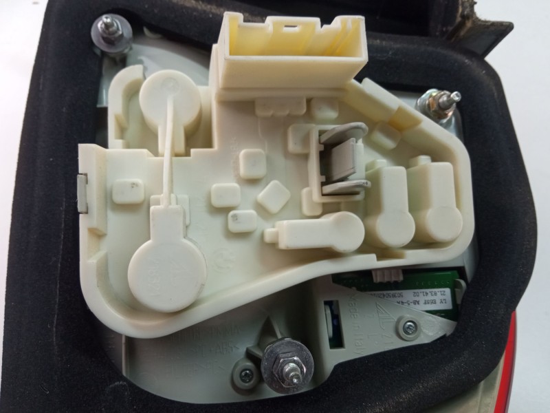 Recambio de piloto trasero izquierdo para bmw 320 referencia OEM IAM 7154153  