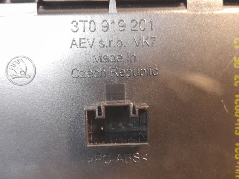 Recambio de pantalla multifuncion para skoda superb ii (3t4) 1.6 tdi referencia OEM IAM 3T0919201  