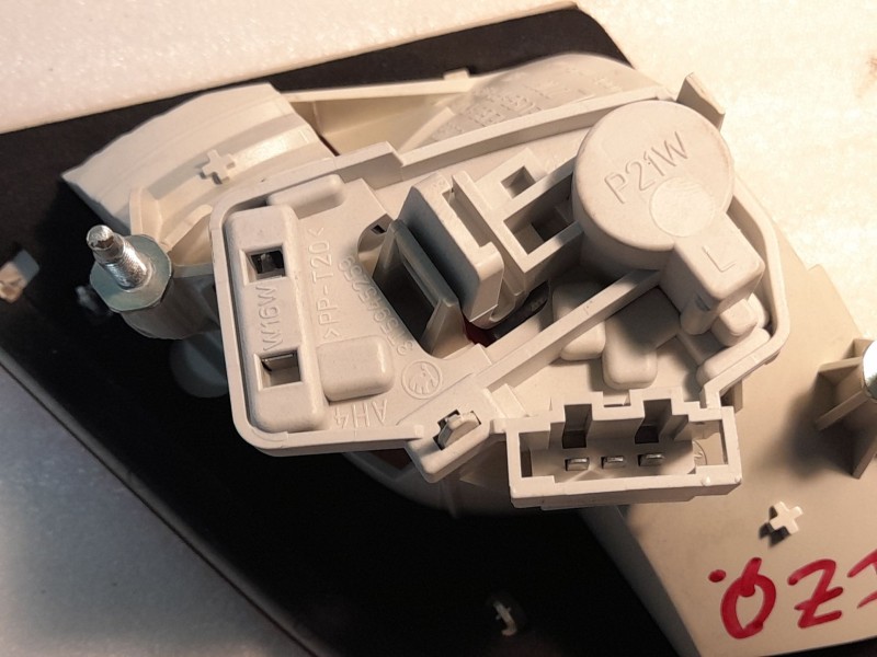 Recambio de piloto porton trasero izquierdo para skoda superb ii (3t4) 1.6 tdi referencia OEM IAM 08S3T5945093  