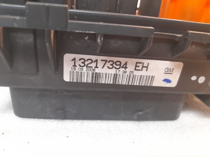 Recambio de caja reles / fusibles para opel corsa referencia OEM IAM 13217394  