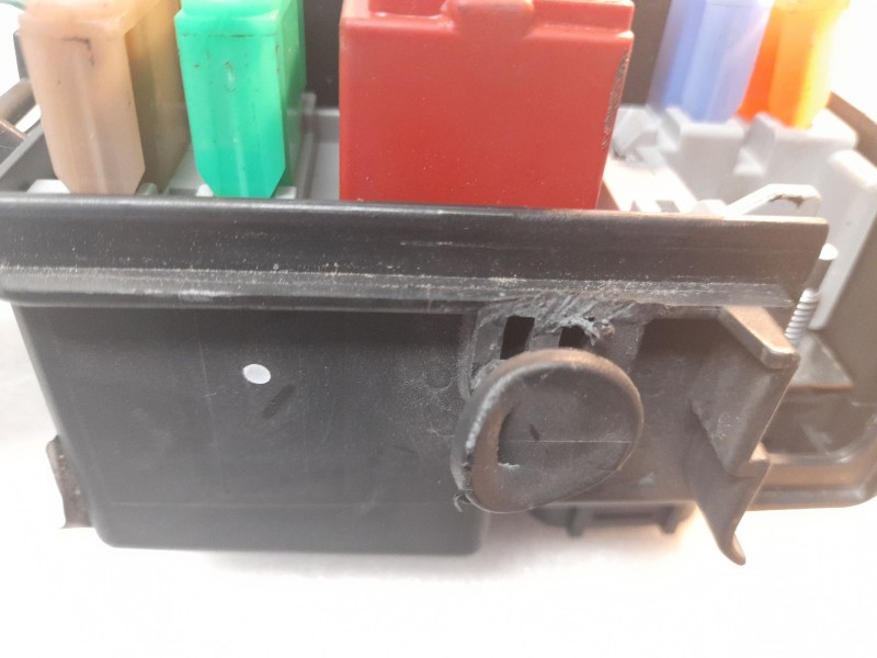 Recambio de caja reles / fusibles para opel corsa referencia OEM IAM 13217394  