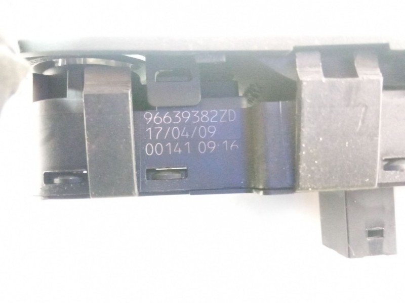 Recambio de mando elevalunas delantero izquierdo para citroën c4 picasso 1.6 hdi 109 cv 9hz referencia OEM IAM 96639382ZD  00141