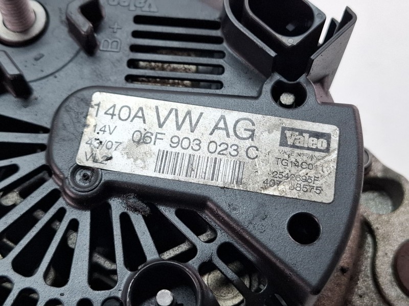 Recambio de alternador para seat leon (1p1) 1.9 tdi referencia OEM IAM 06F903023C  