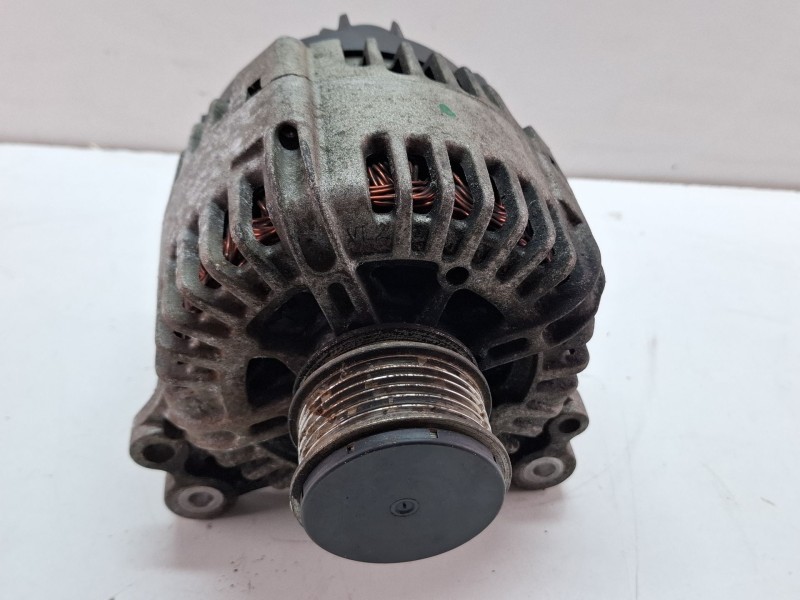 Recambio de alternador para seat leon (1p1) 1.9 tdi referencia OEM IAM 06F903023C  