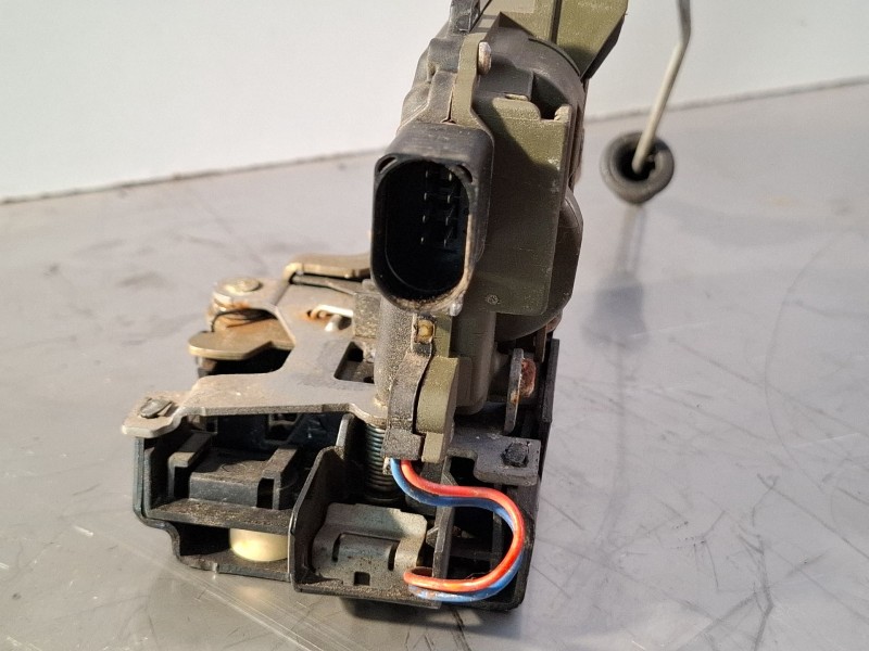 Recambio de cerradura puerta delantera derecha para seat leon referencia OEM IAM 116732  