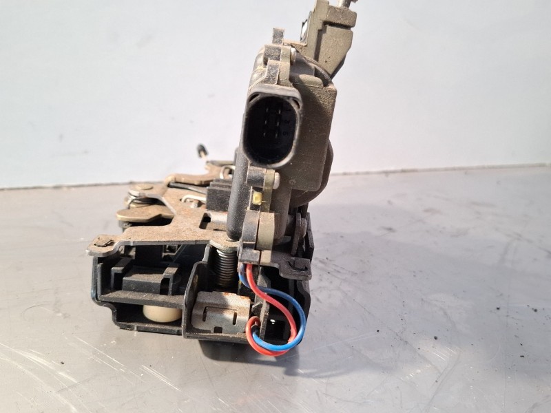 Recambio de cerradura puerta trasera derecha para seat leon referencia OEM IAM 115072  