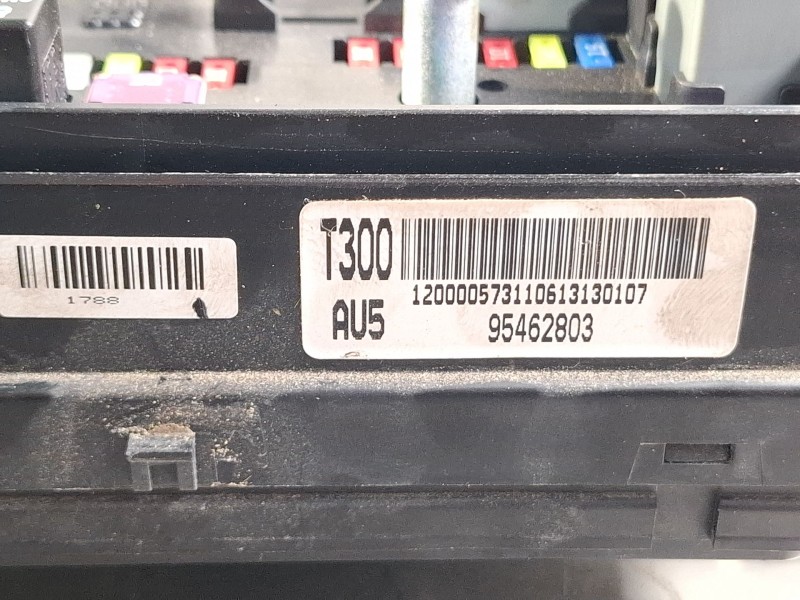 Recambio de caja reles / fusibles para chevrolet aveo referencia OEM IAM 95462803  