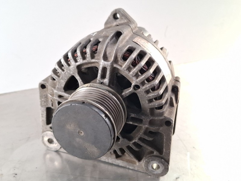 Recambio de alternador para renault clio referencia OEM IAM 7711368356  