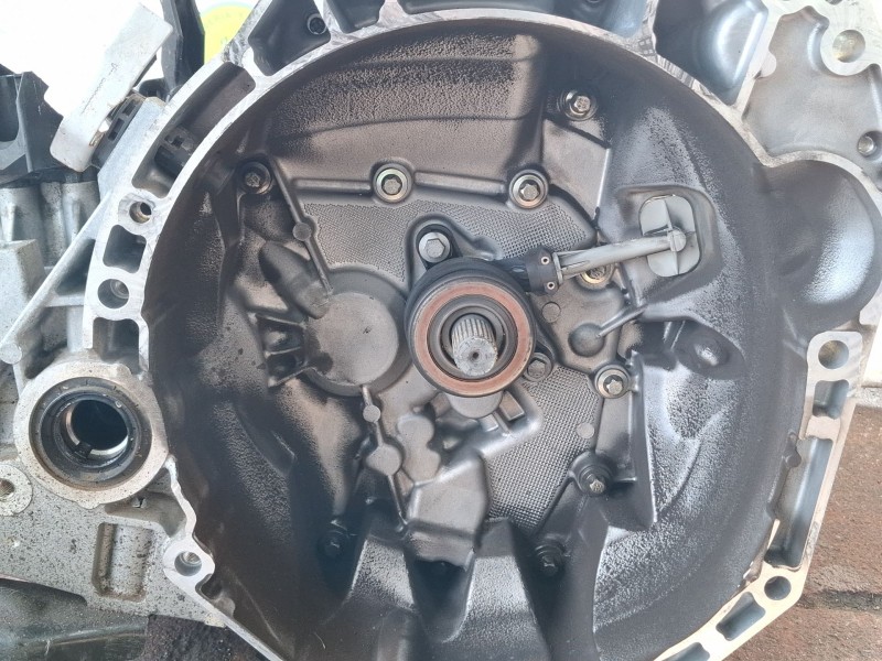 Recambio de caja cambios para renault clio 4 0.9 tce 90 gasolina 90cv / 66kw h4b referencia OEM IAM 321014203R  