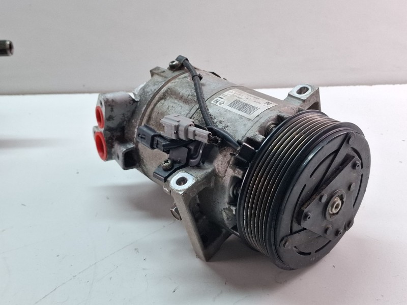 Recambio de compresor aire acondicionado para renault clio 4 0.9 tce 90 gasolina 90cv / 66kw h4b referencia OEM IAM 926007741R  