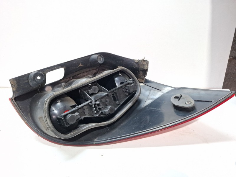 Recambio de piloto trasero derecho para renault laguna referencia OEM IAM 8200002471  