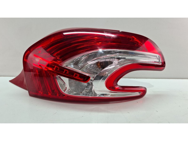 Recambio de piloto trasero derecho para peugeot 208 referencia OEM IAM   