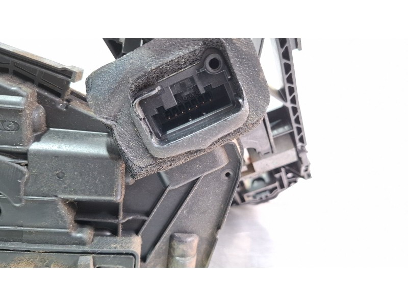 Recambio de cerradura puerta delantera derecha para volkswagen polo referencia OEM IAM 5K1837016E  