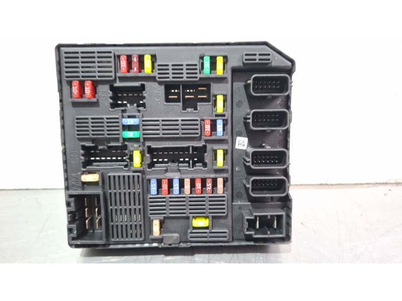 Recambio de caja reles / fusibles para renault latitude referencia OEM IAM 284B60738R  