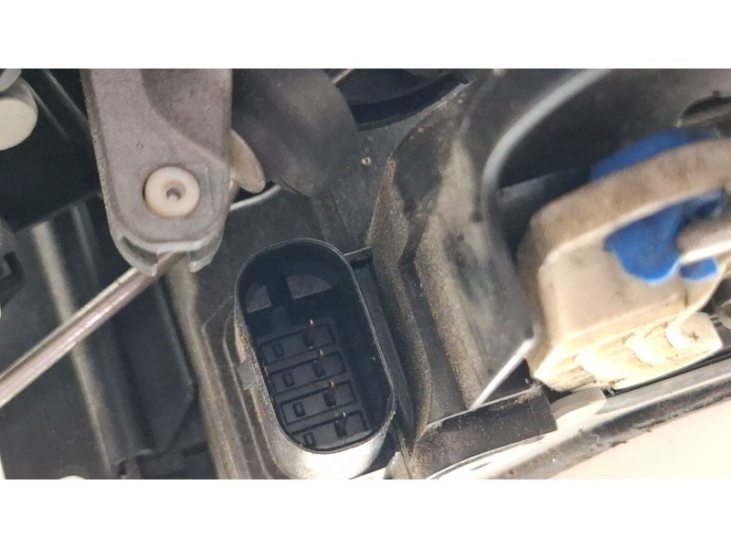 Recambio de cerradura puerta delantera izquierda para mercedes-benz vito referencia OEM IAM A4477200035  