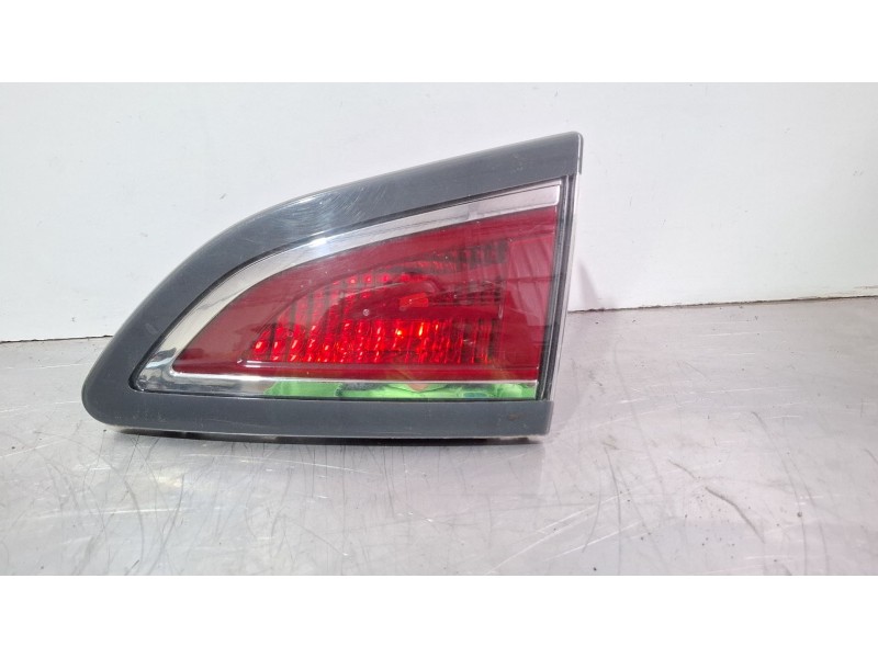 Recambio de piloto porton trasero derecho para renault megane scenic 1.5 d 110cv jz/jz09/jz0903 referencia OEM IAM a056008  