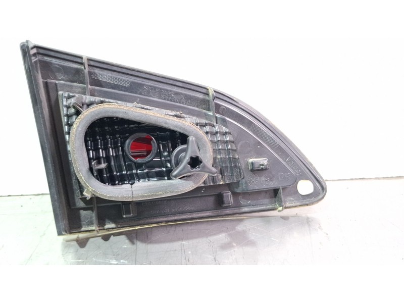 Recambio de piloto porton trasero derecho para renault megane scenic 1.5 d 110cv jz/jz09/jz0903 referencia OEM IAM a056008  