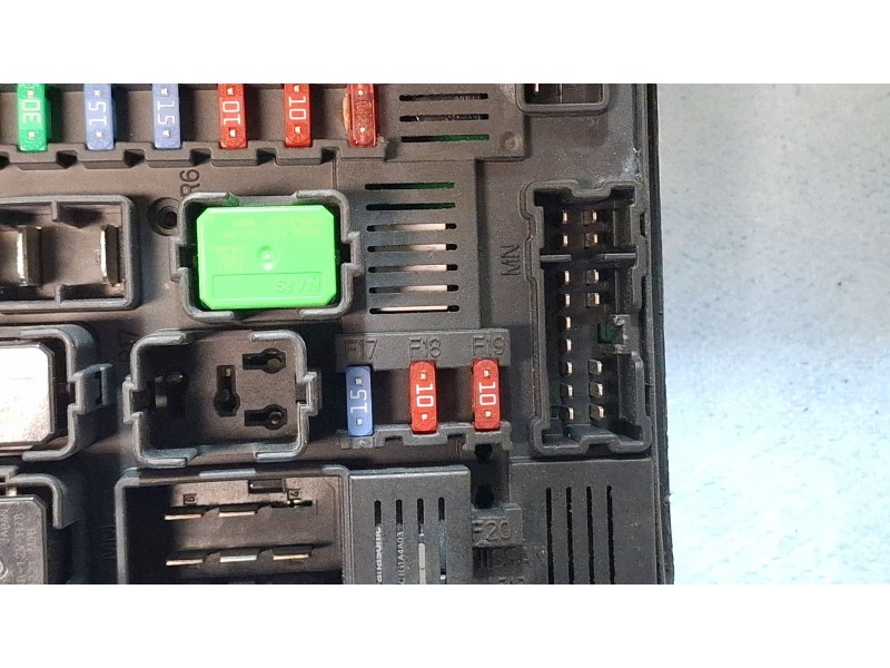 Recambio de caja reles / fusibles para nissan qashqai referencia OEM IAM 284B7JD03C  