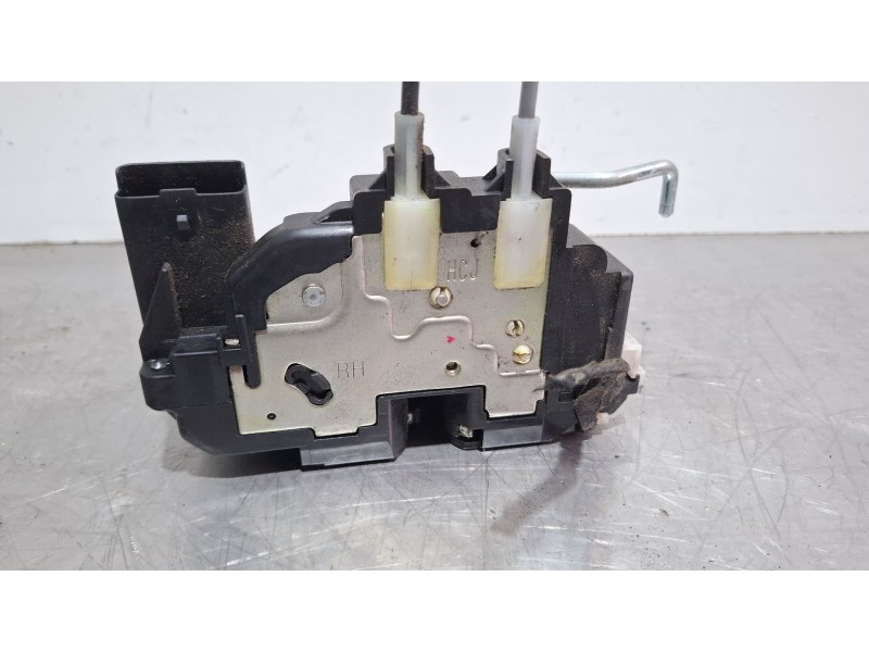 Recambio de cerradura puerta delantera derecha para hyundai i20 referencia OEM IAM 81320  