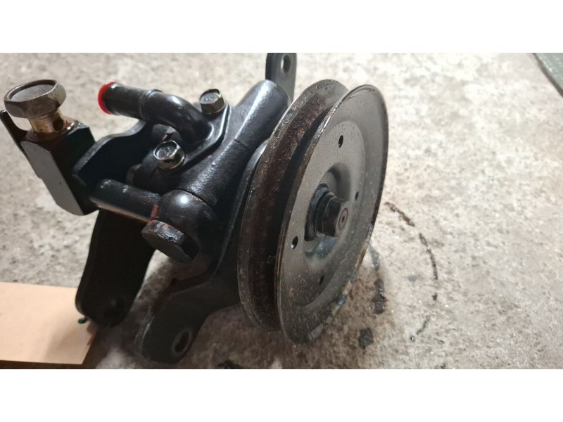 Recambio de bomba direccion mecánica para nissan terrano referencia OEM IAM 1992330000 04750100  