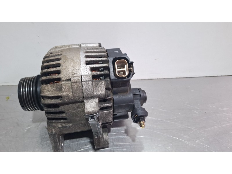 Recambio de alternador para hyundai matrix referencia OEM IAM 37300-2A110 2655475 VALEO  