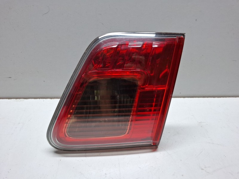 Recambio de piloto porton trasero derecho para toyota avensis referencia OEM IAM   