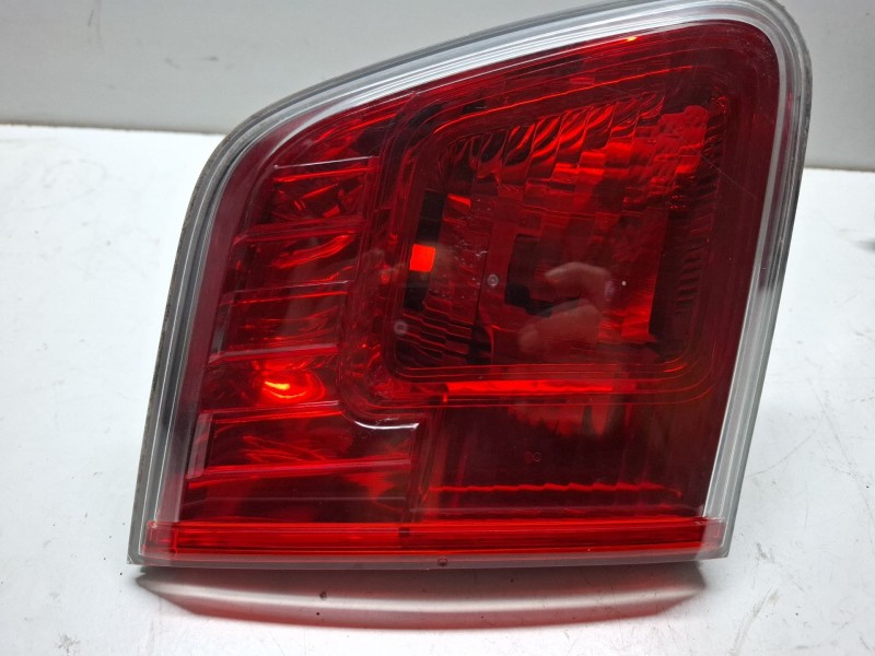 Recambio de piloto porton trasero izquierdo para toyota avensis referencia OEM IAM   