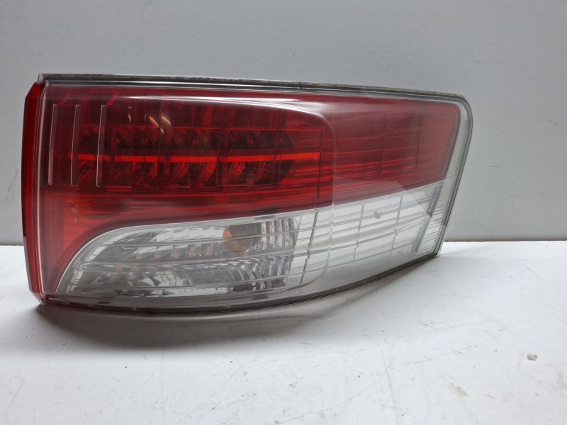 Recambio de piloto carrocería trasero derecho para toyota avensis referencia OEM IAM   