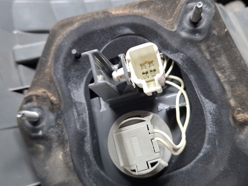 Recambio de piloto carrocería trasero derecho para toyota avensis referencia OEM IAM   