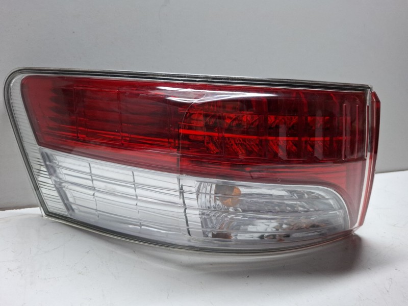 Recambio de piloto carrocería trasero izquierdo para toyota avensis referencia OEM IAM   