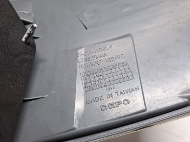 Recambio de piloto carrocería trasero izquierdo para toyota avensis referencia OEM IAM   