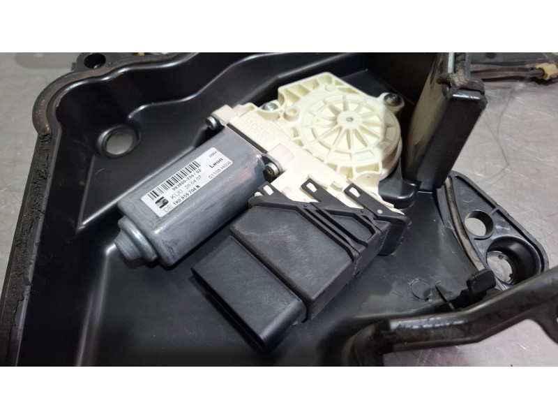 Recambio de elevalunas trasero derecho para seat leon referencia OEM IAM 1P0839402B  