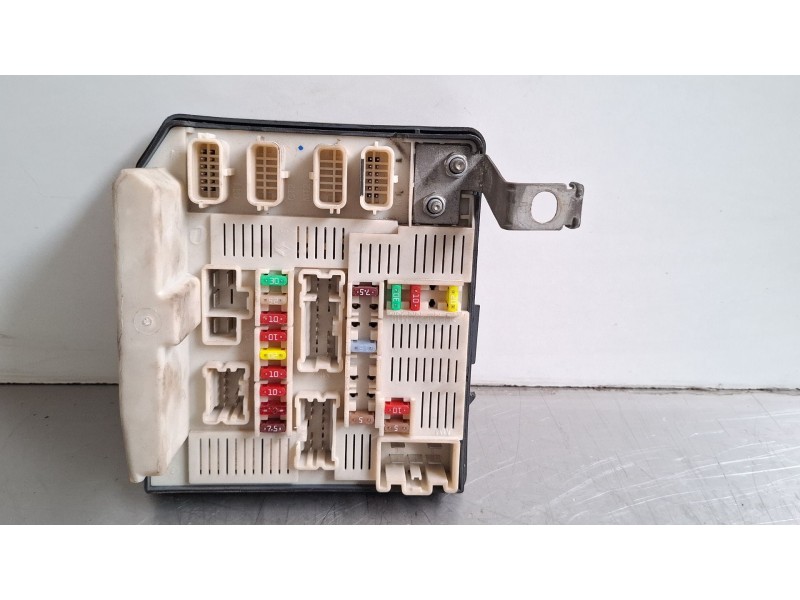 Recambio de caja reles / fusibles para renault kangoo referencia OEM IAM 8200451902  