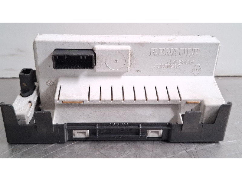 Recambio de pantalla multifuncion para renault kangoo referencia OEM IAM 8200755144-A  