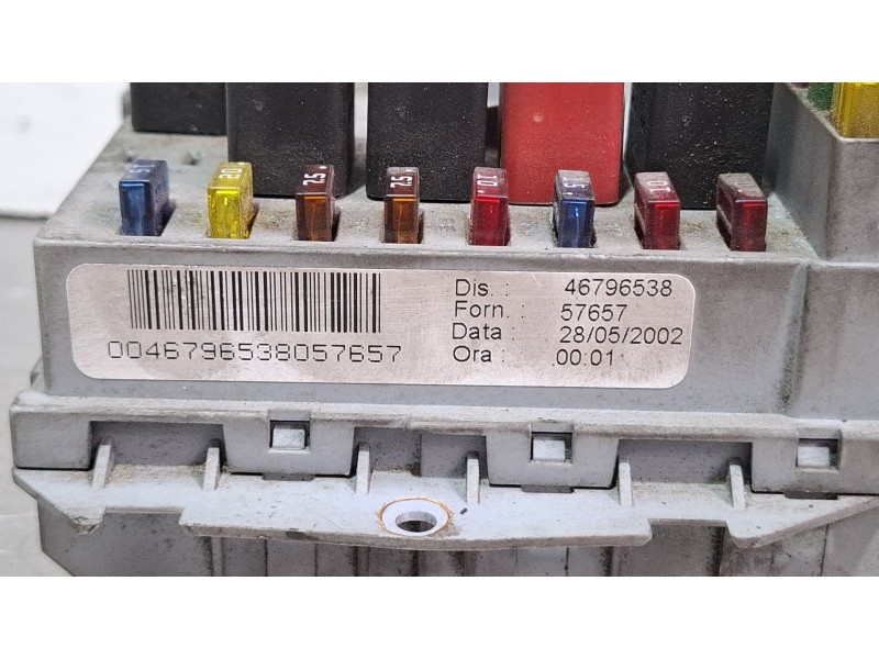 Recambio de caja reles / fusibles para fiat stilo referencia OEM IAM 46796538  