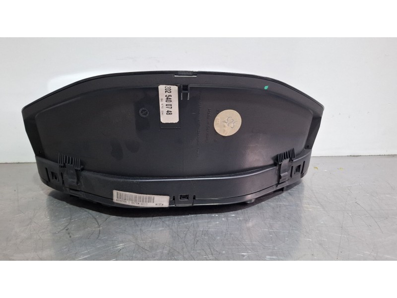 Recambio de cuenta kilometros para mercedes-benz 250d referencia OEM IAM 2025400748  