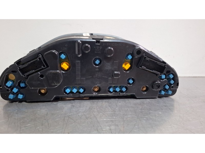 Recambio de cuenta kilometros para mercedes-benz 250d referencia OEM IAM 2025400748  