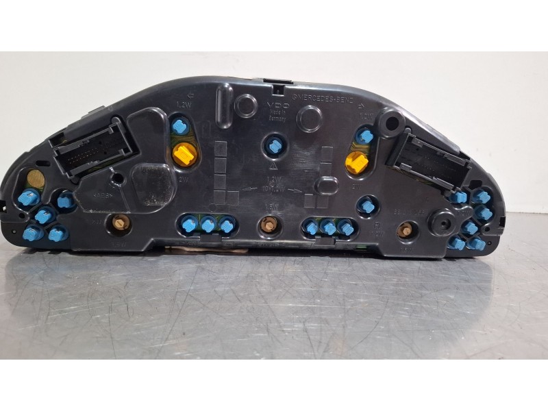 Recambio de cuenta kilometros para mercedes-benz 250d referencia OEM IAM 2025400748  