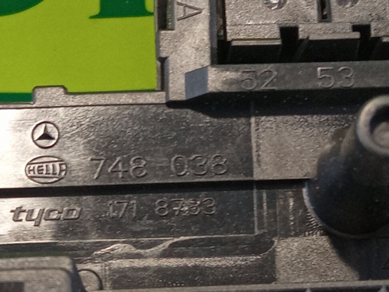Recambio de caja reles / fusibles para mercedes benz c220 referencia OEM IAM 748038  