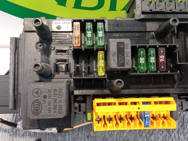 Recambio de caja reles / fusibles para mercedes benz c220 referencia OEM IAM 748038  