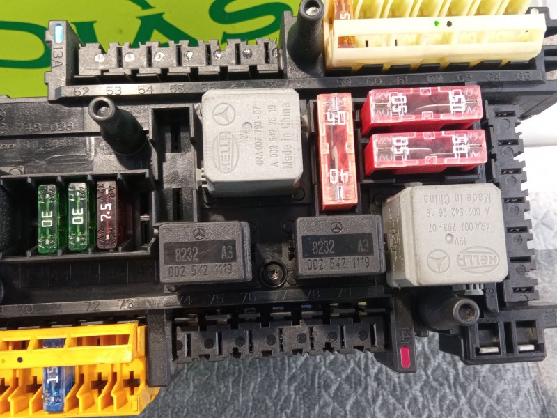 Recambio de caja reles / fusibles para mercedes benz c220 referencia OEM IAM 748038  