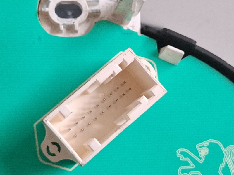 Recambio de cuenta kilometros para citroën ds3 referencia OEM IAM A2C83013700 98041359XT  