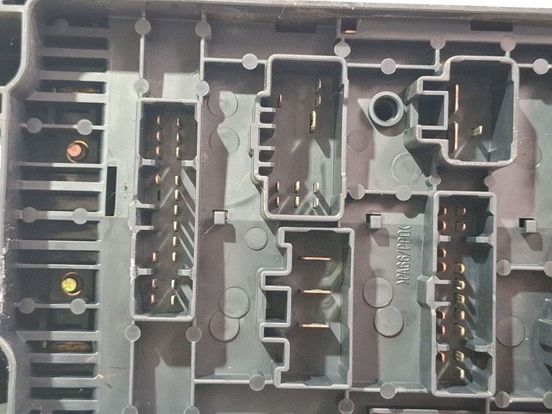 Recambio de caja reles / fusibles para kia carnival referencia OEM IAM OK53H66760  