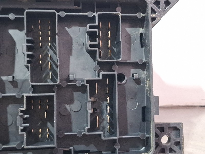 Recambio de caja reles / fusibles para kia carnival referencia OEM IAM OK53H66760  