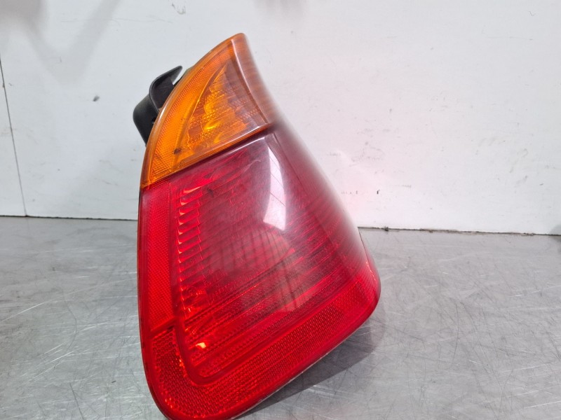 Recambio de piloto trasero izquierdo para bmw 318 referencia OEM IAM 8364921  