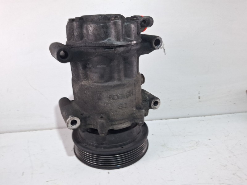 Recambio de compresor aire acondicionado para renault kangoo referencia OEM IAM SD6V12 / 8200315744  