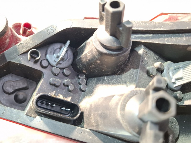 Recambio de piloto trasero izquierdo para opel insignia a sports tourer (g09) 2.0 cdti (35) referencia OEM IAM 13226858LH  